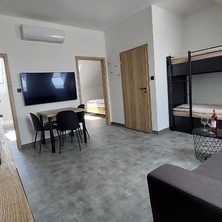 Apartman Po Schodech Nahoru Boretice Exterior photo